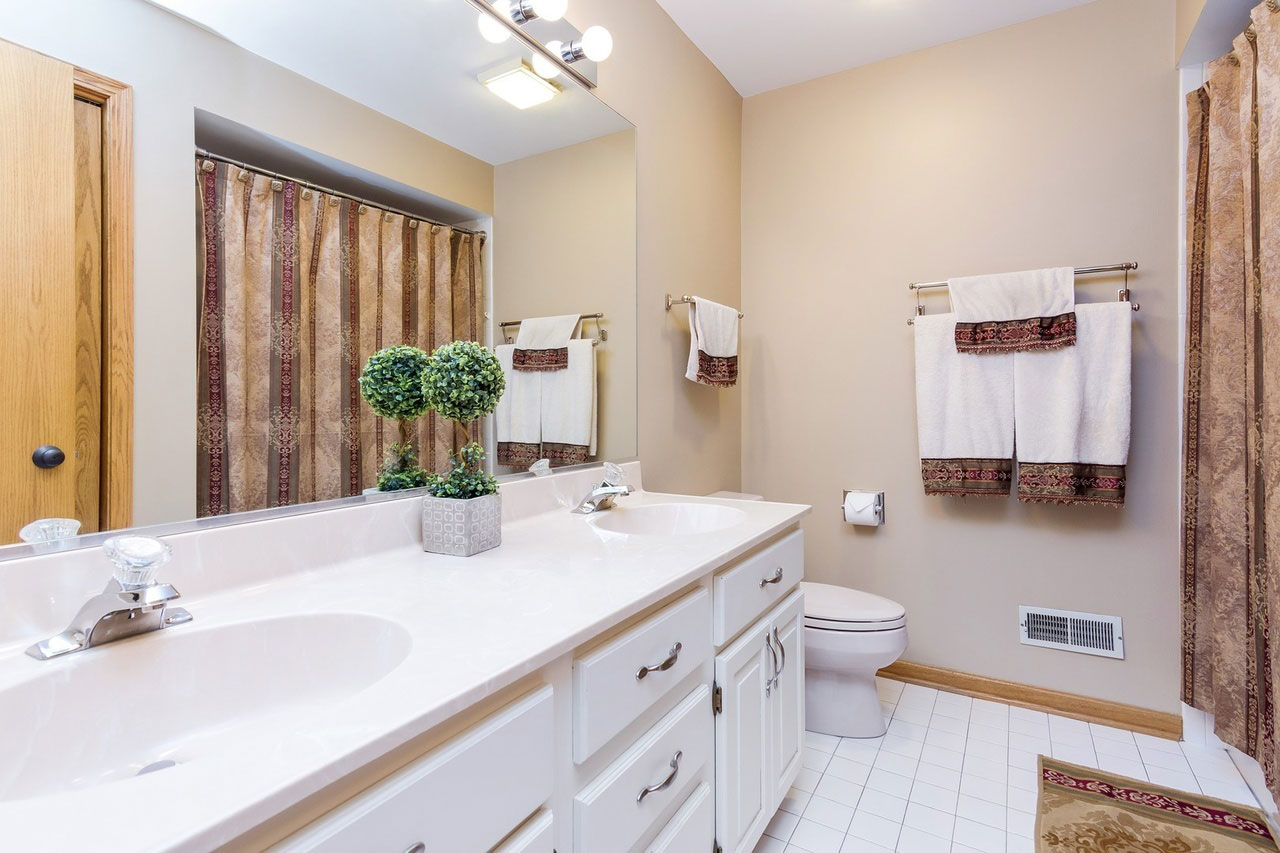 Bathroom in Rolling Meadows home before remodeling