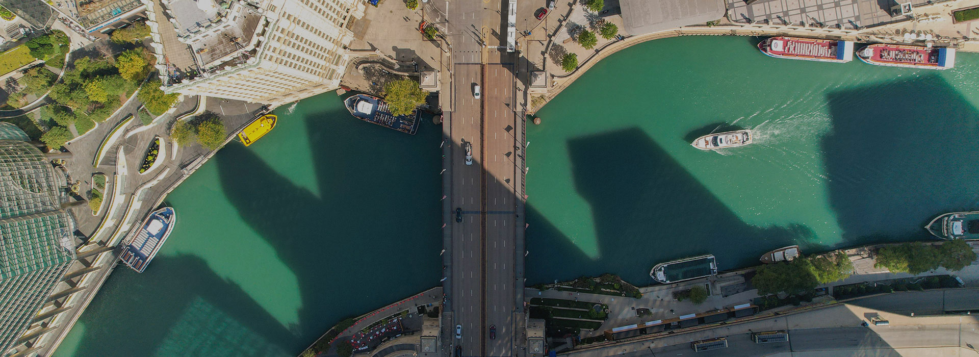 Overhead view of the Chicago river and bridge